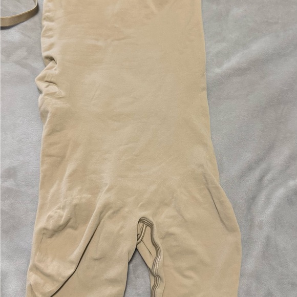 SKIMS Shapewear Set in Black and Tan - Picture 5 of 7